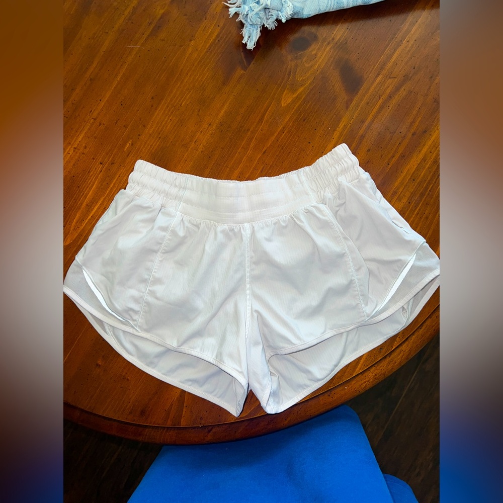 lululemon 2.5 inseam white hotty hot shorts